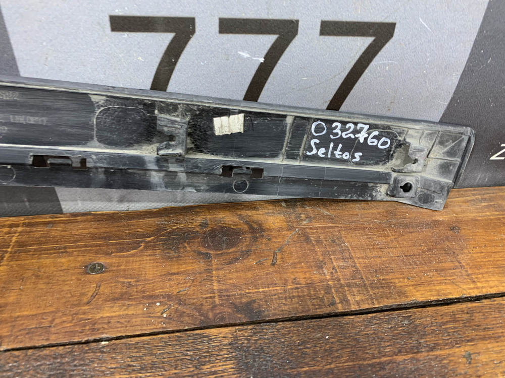 Накладка двери задней левой Kia Seltos 19-нв Б/У Оригинал 87733Q5010