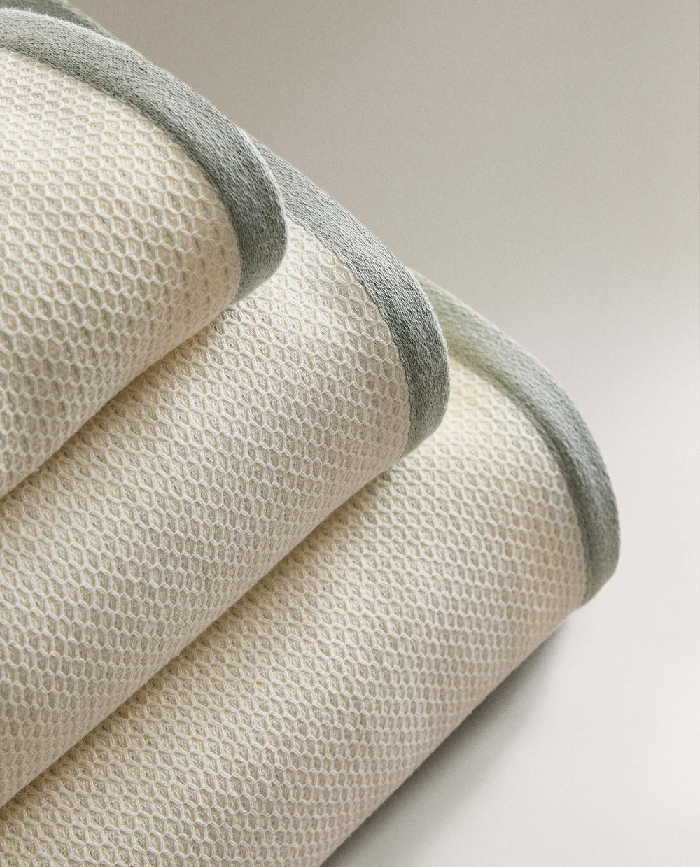 Zara Home - Банное полотенце с текстурой и строчкой, синий, 90х150 см