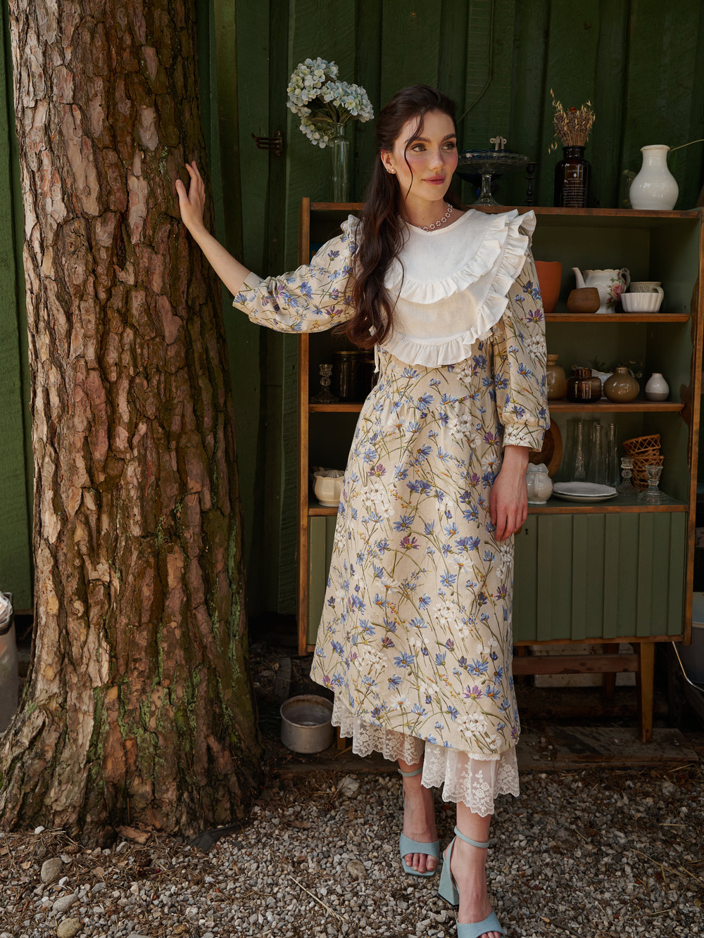 Платье миди с вырезом