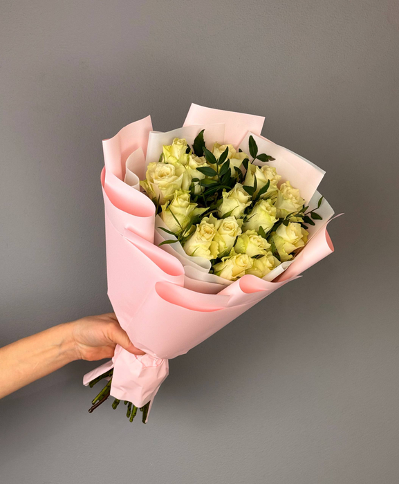 Букет из 15 белых роз с добавлением веточек фисташки