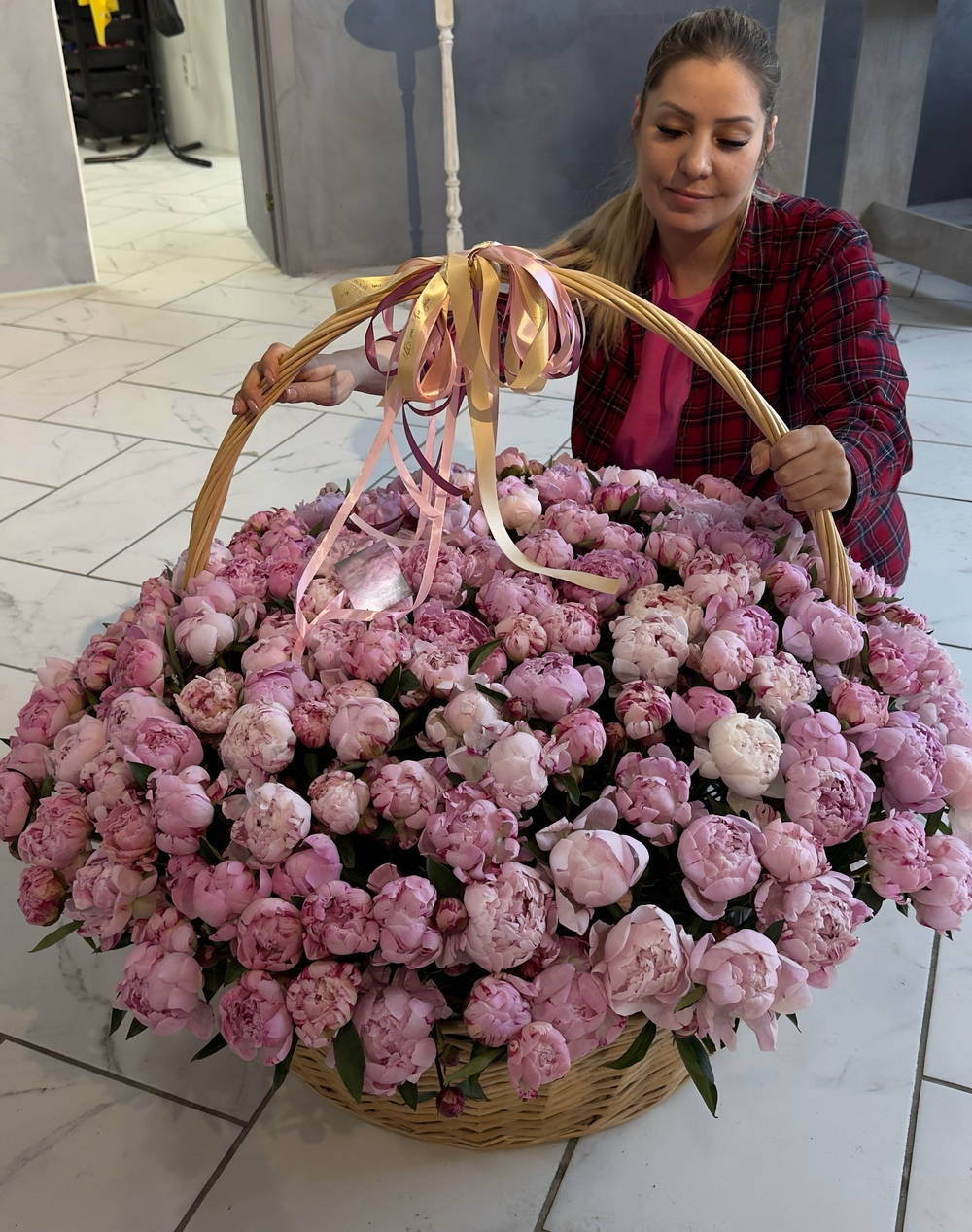 Шикарная корзина 201 пион Премиум