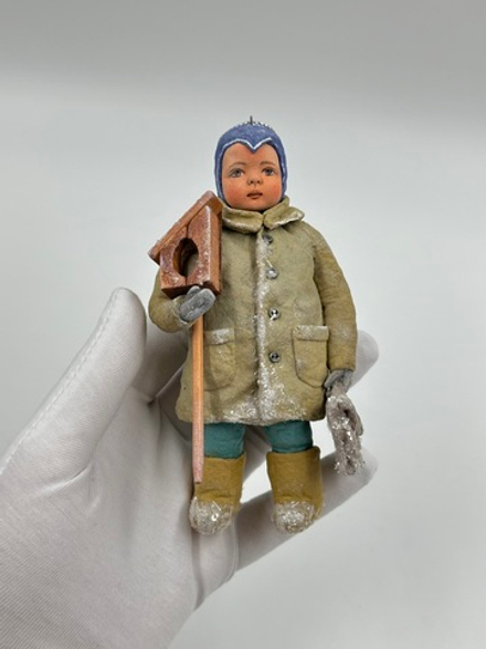 Ёлочное украшение в винтажном стиле «Мальчик со скворечником»