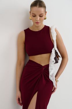 Топ укороченный с перекрутом из вискозы цвета бордо