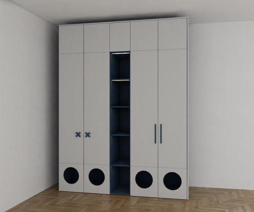 Встроенный шкаф с оригинальными круглыми вырезами и открытыми полками.