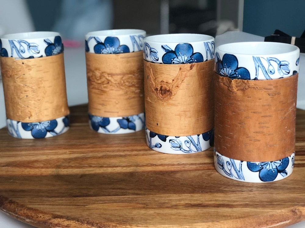Кружка большая фарфоровая без ручки с берестой. Коллекция Log (Бревно) и Синие Дулевские Цветы.