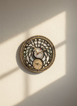 Интерьерные часы WOODandROOT «Башня Волшебника» с двойным циферблатом, освещённые диагональным солнечным светом на светлой стене.