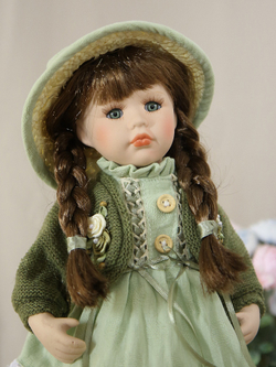 Кукла фарфоровая 12' на подставке