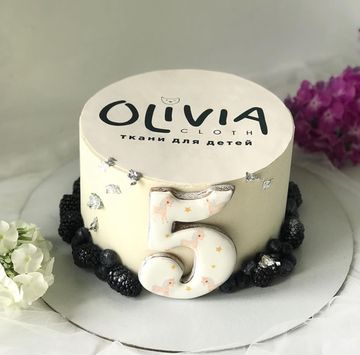 Торт с логотипом на юбилей компании с ягодами и цифрой