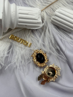 Накладка на пуговицу золотистая с ажурным (неровным) краем и черным камнем