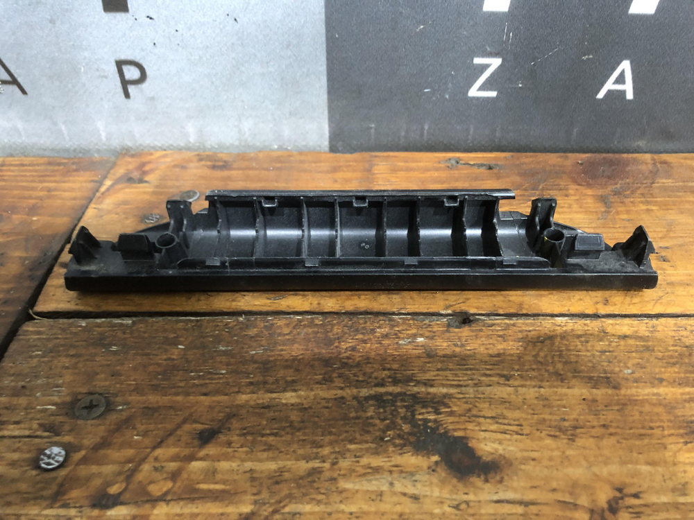 Фиксатор панели багажного отсека Kia Ceed 3 (CD) 18-нв Б/У Оригинал 81752j7200