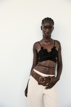 ZARA УКОРОЧЕННЫЙ ТОП ВНАХЛЕСТ С ЦВЕТОЧНЫМ ПРИНТОМ, ЧЕРНЫЙ