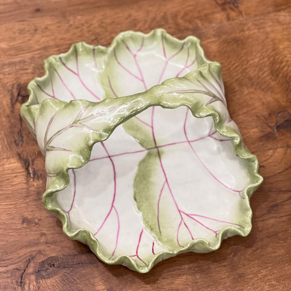 Тарелка в виде листа капусты