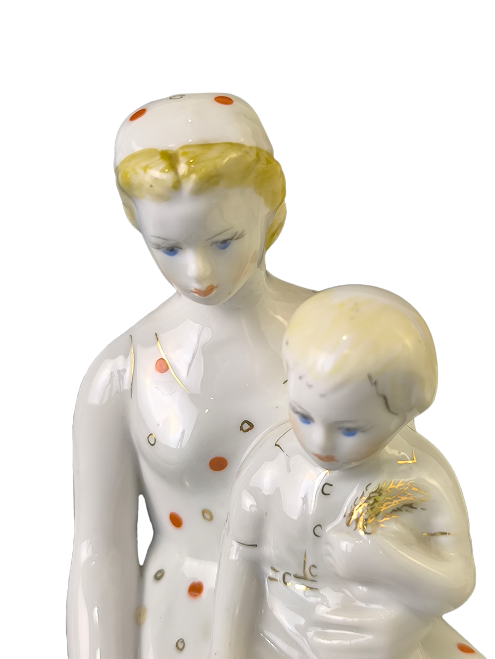 Фарфоровая статуэтка "Мама с ребенком, кормящая кур" Чудово