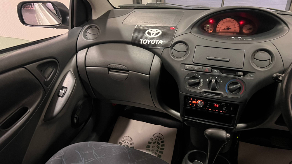 Toyota Vitz, 2004 год