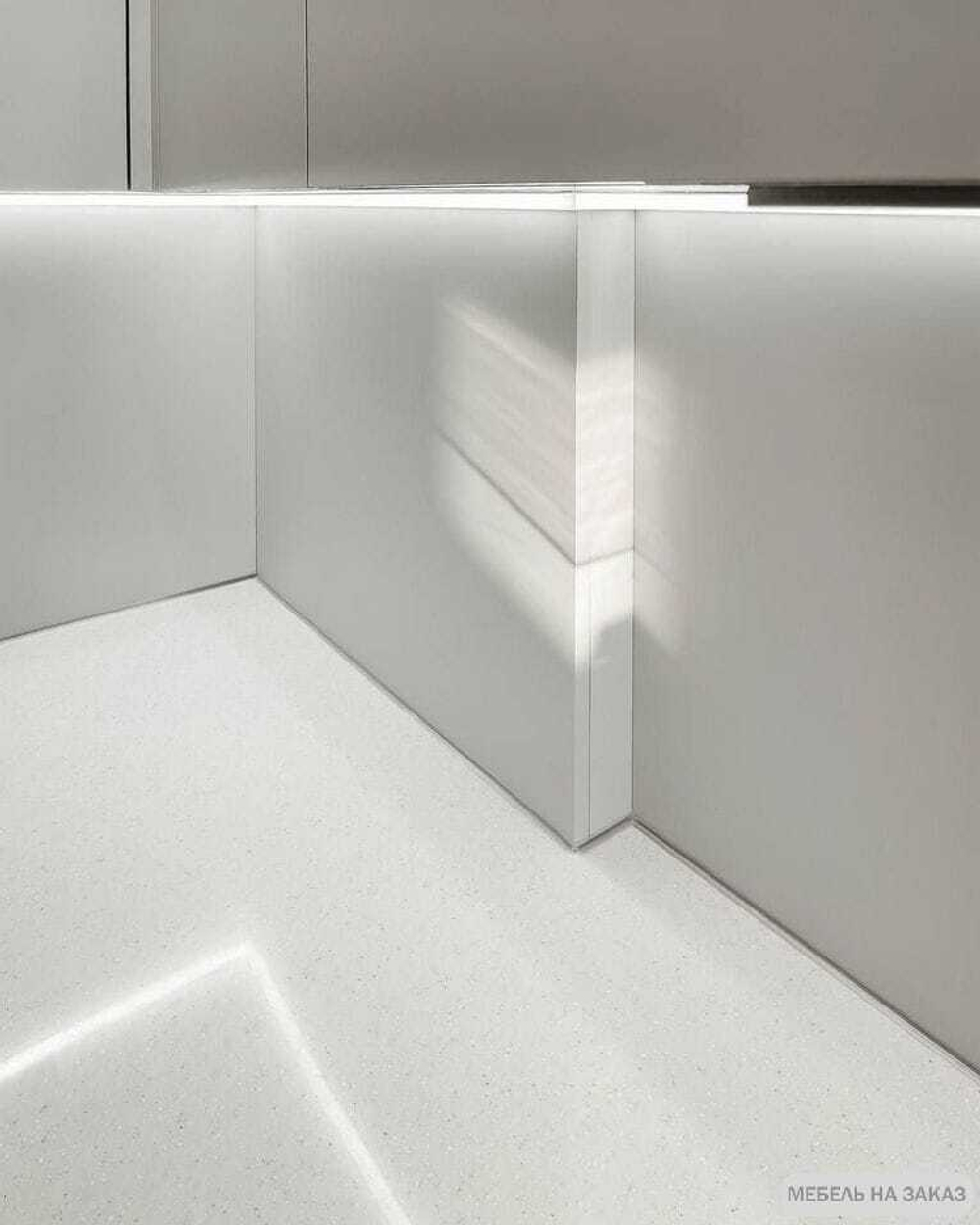 Белая кухня в потолок