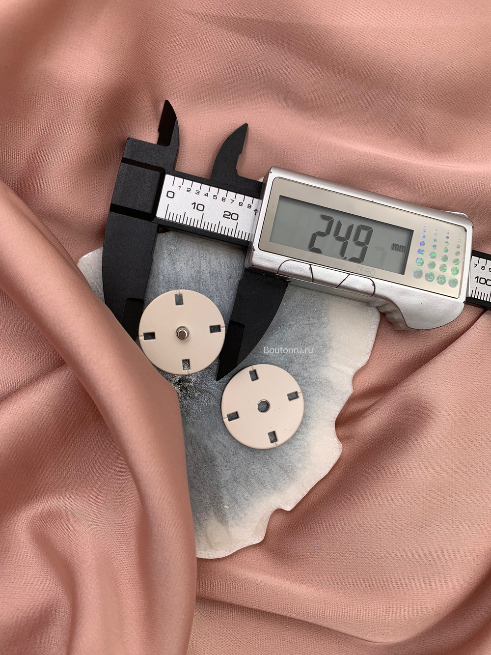 Кнопка бежевая 25 мм.