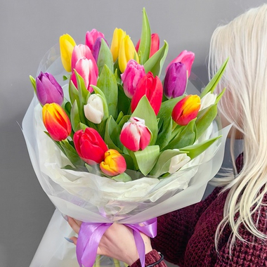 21 разноцветный тюльпан в оформлении