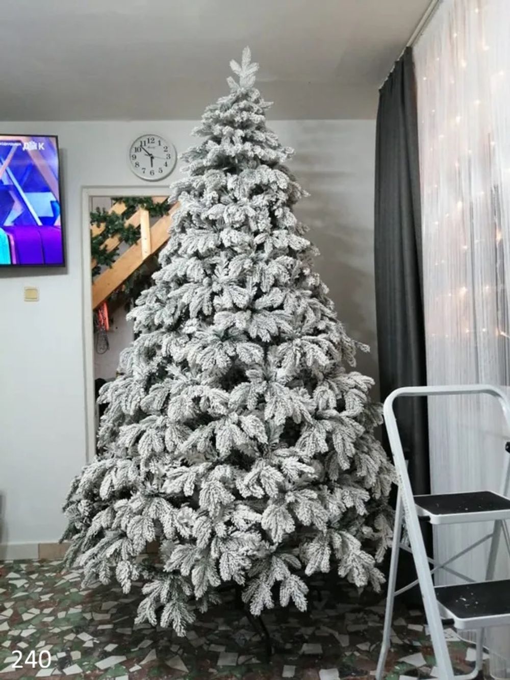 Заснеженная елка с гирляндой «Камчатская» холодный свет (Литая+пвх) 3 м