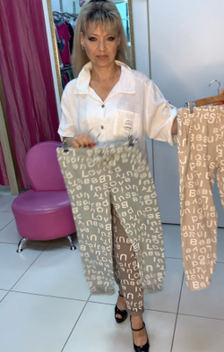 Трикотажные брюки-штанишки с белыми буквами