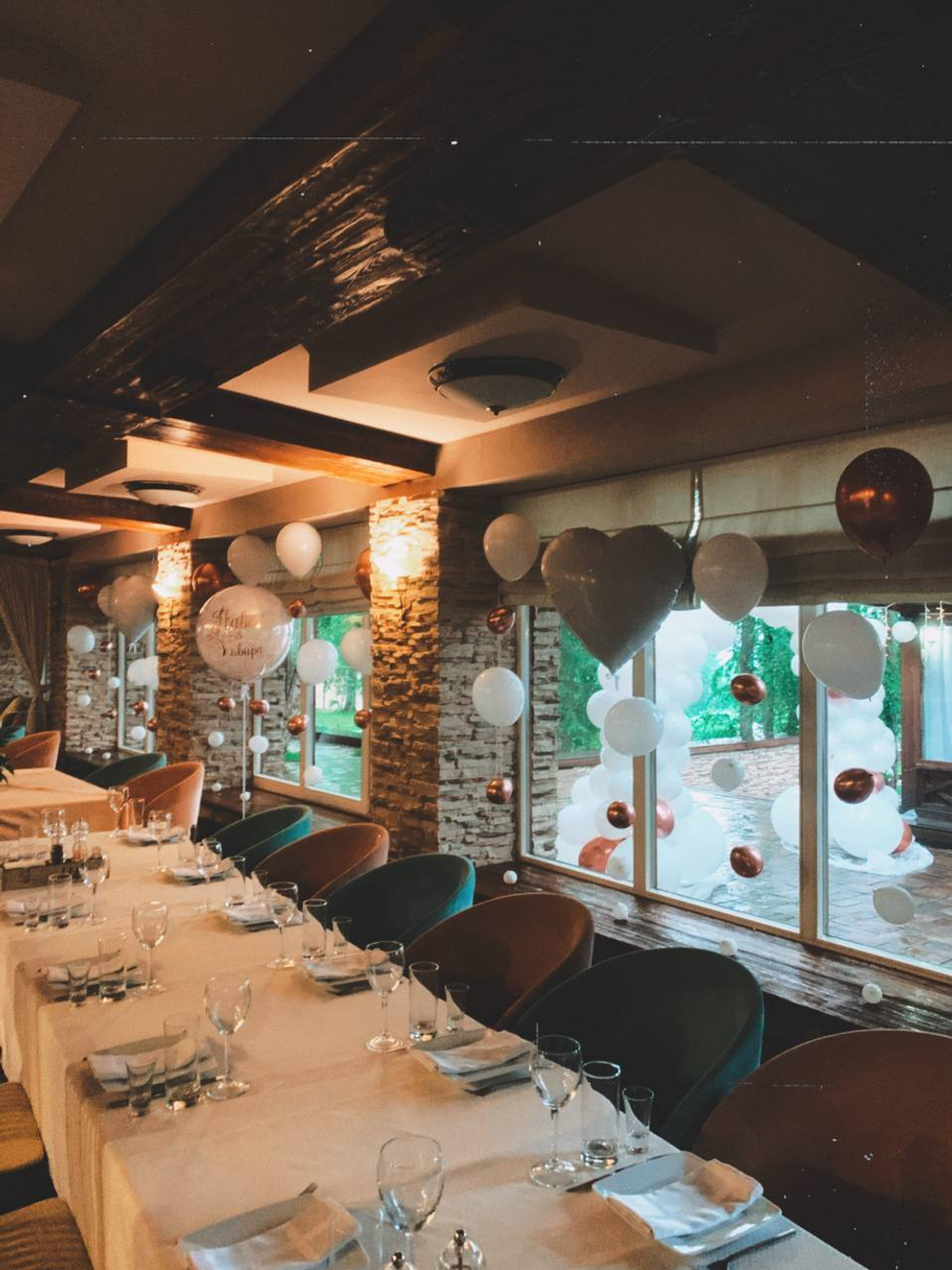 Свадебное оформление шарами. Арка из шаров. Разнокалиберная гирлянда. Оформление зала надутыми шарами