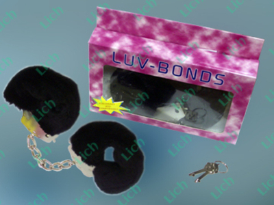 Металлические наручники, обшитые черным мехом