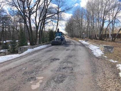 Начался ремонт подъездной дороги