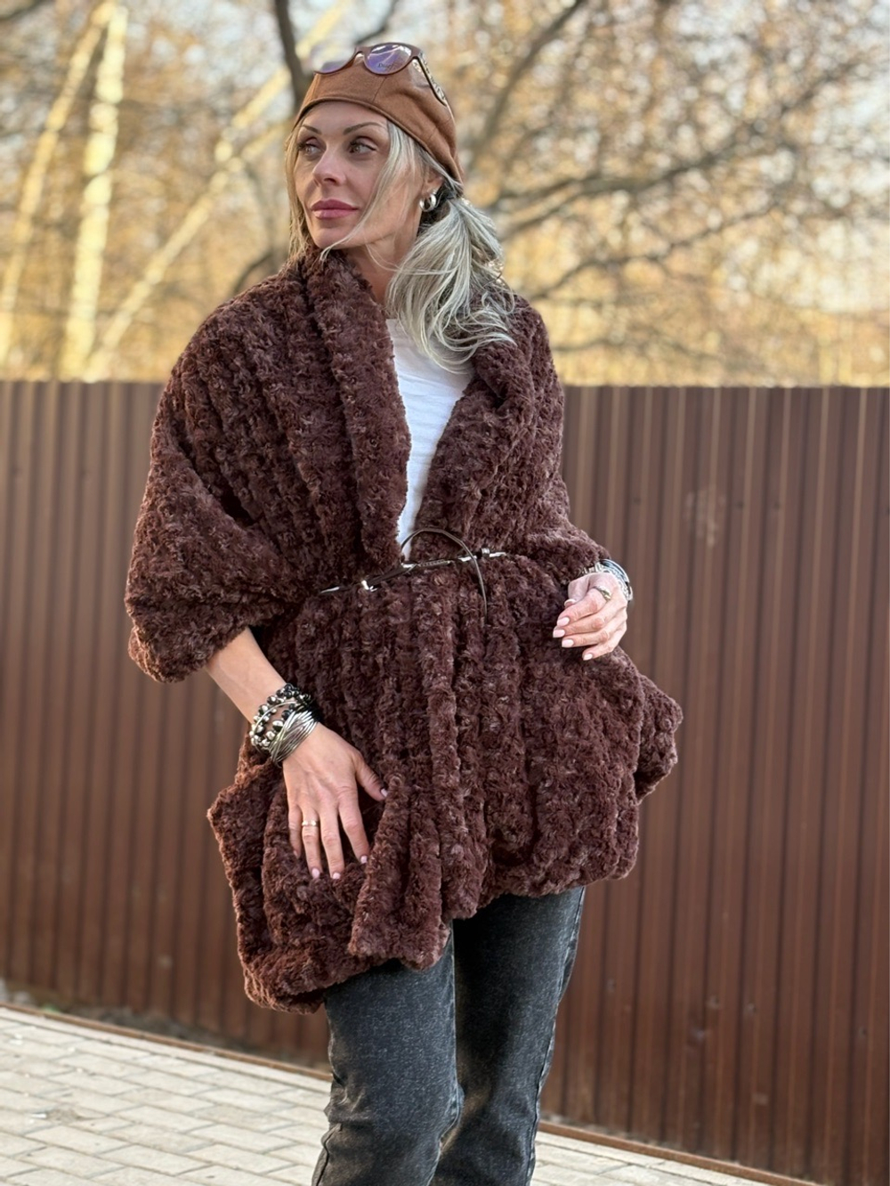 Накидка /жилет с карманами и поясом шоколад