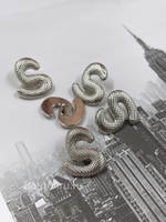 Пуговицы Скиапар. серебристые рельефные  "S"