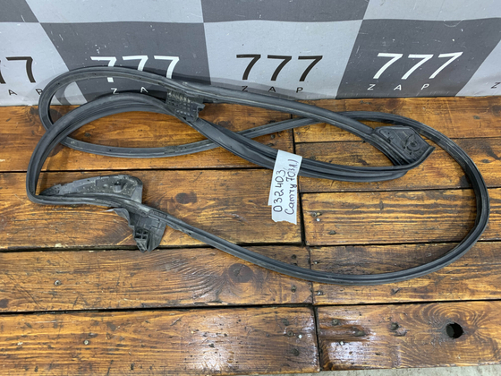 Уплотнитель двери задний левый Camry (XV70) 17-нв Б/У Оригинал 6787233120