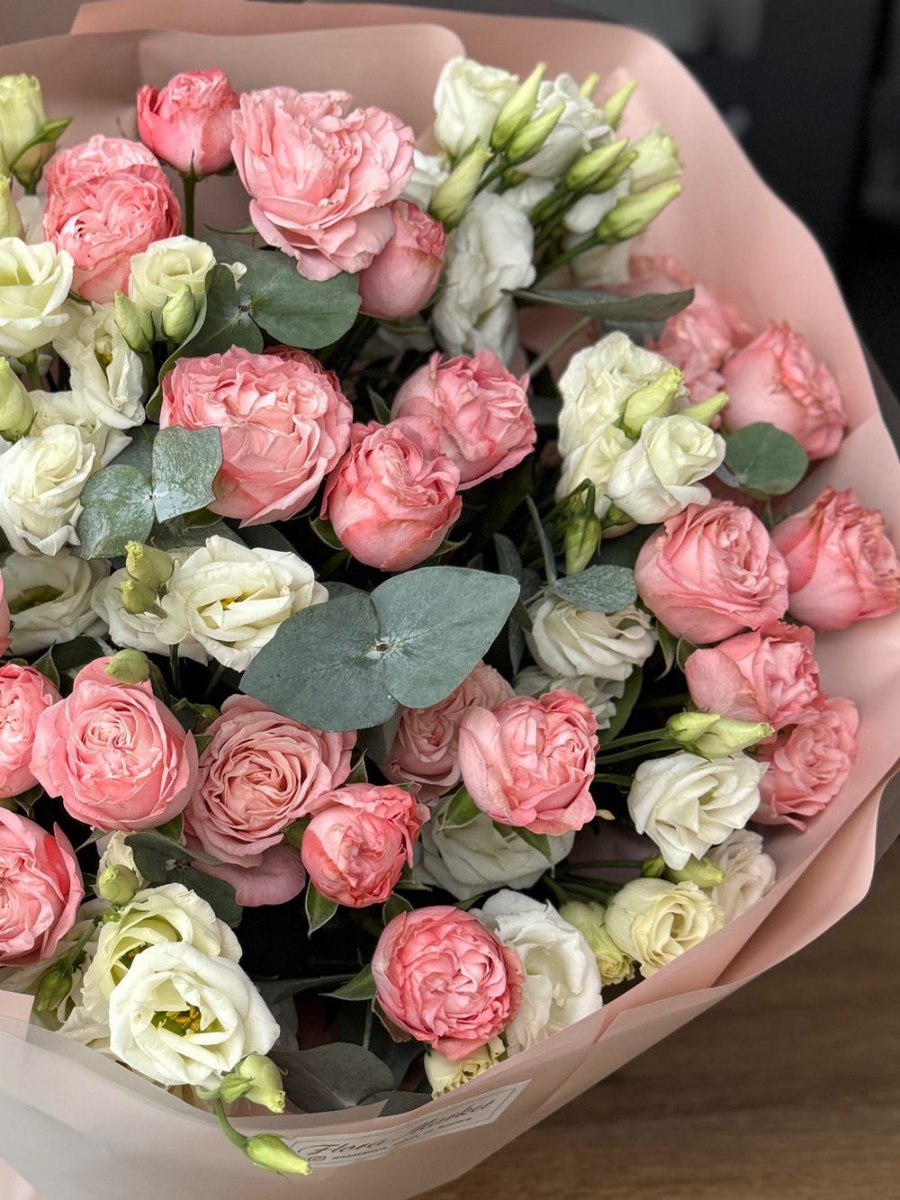 Элегантное сочетание пионовидные кустовых роз, лизиантуса и эвкалипта в воздушном букете от Флора Маркет