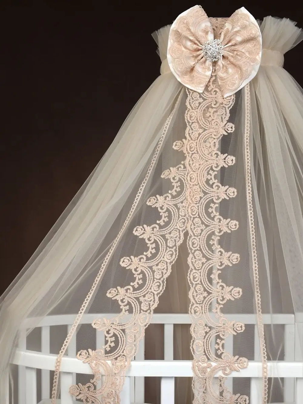 Балдахин с кружевом и брошью "Версаль"