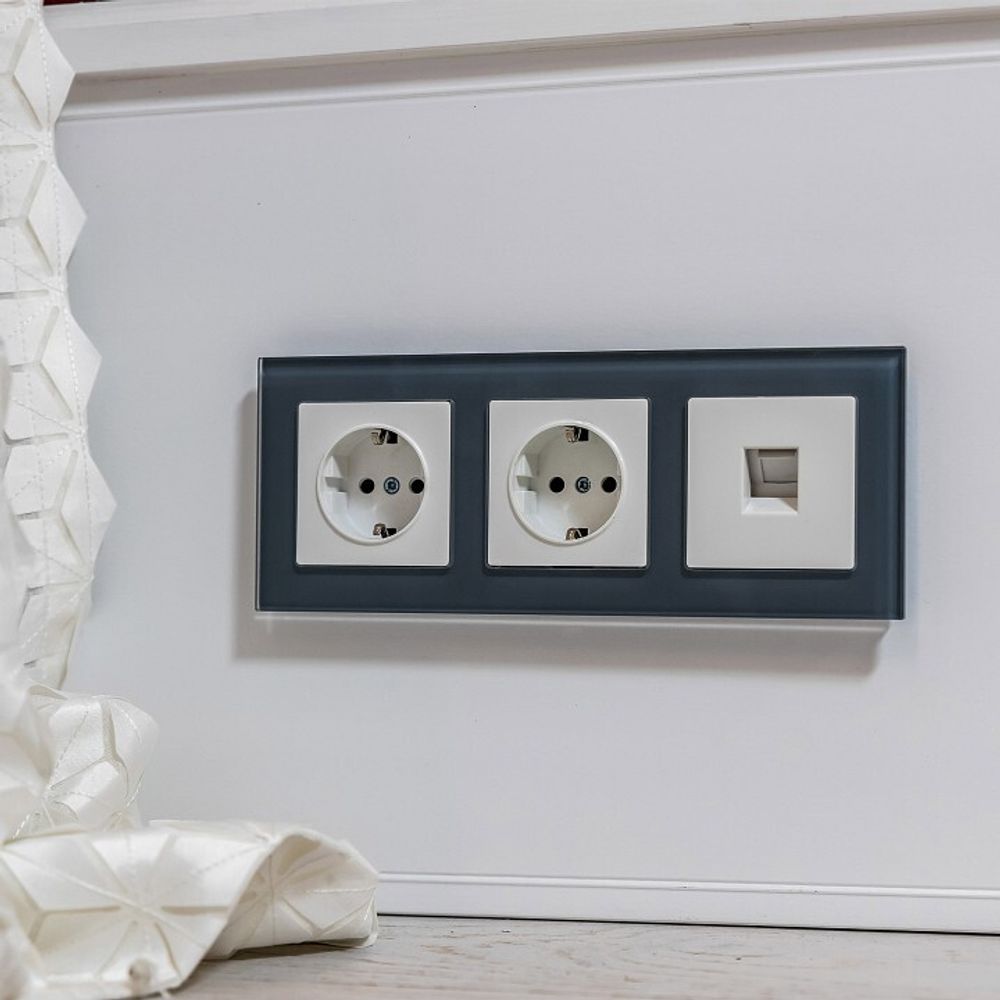 Розетка с заземлением и со шторками, без рамки Werkel белый W1171101