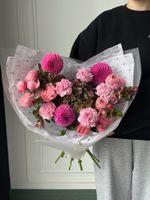 Букет сборный из гортензии, кустовой пионовидной роза и хелеборуса