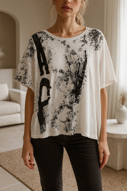 Футболка Chiara — oversize с арт-принтом и объёмными нашивками