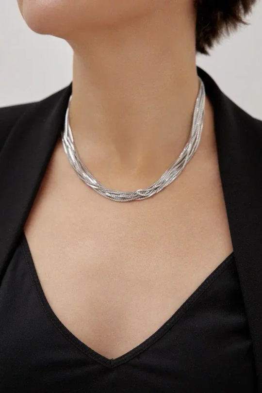 Колье из тонких серебряных цепочек