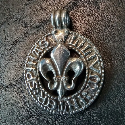 Подвеска. Лилия