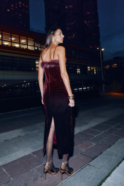 ZARA БАРХАТНОЕ ПЛАТЬЕ МИДИ С БУСИНАМИ И ВОРСИСТЫМ ЭФФЕКТОМ, ГРАНАТОВЫЙ