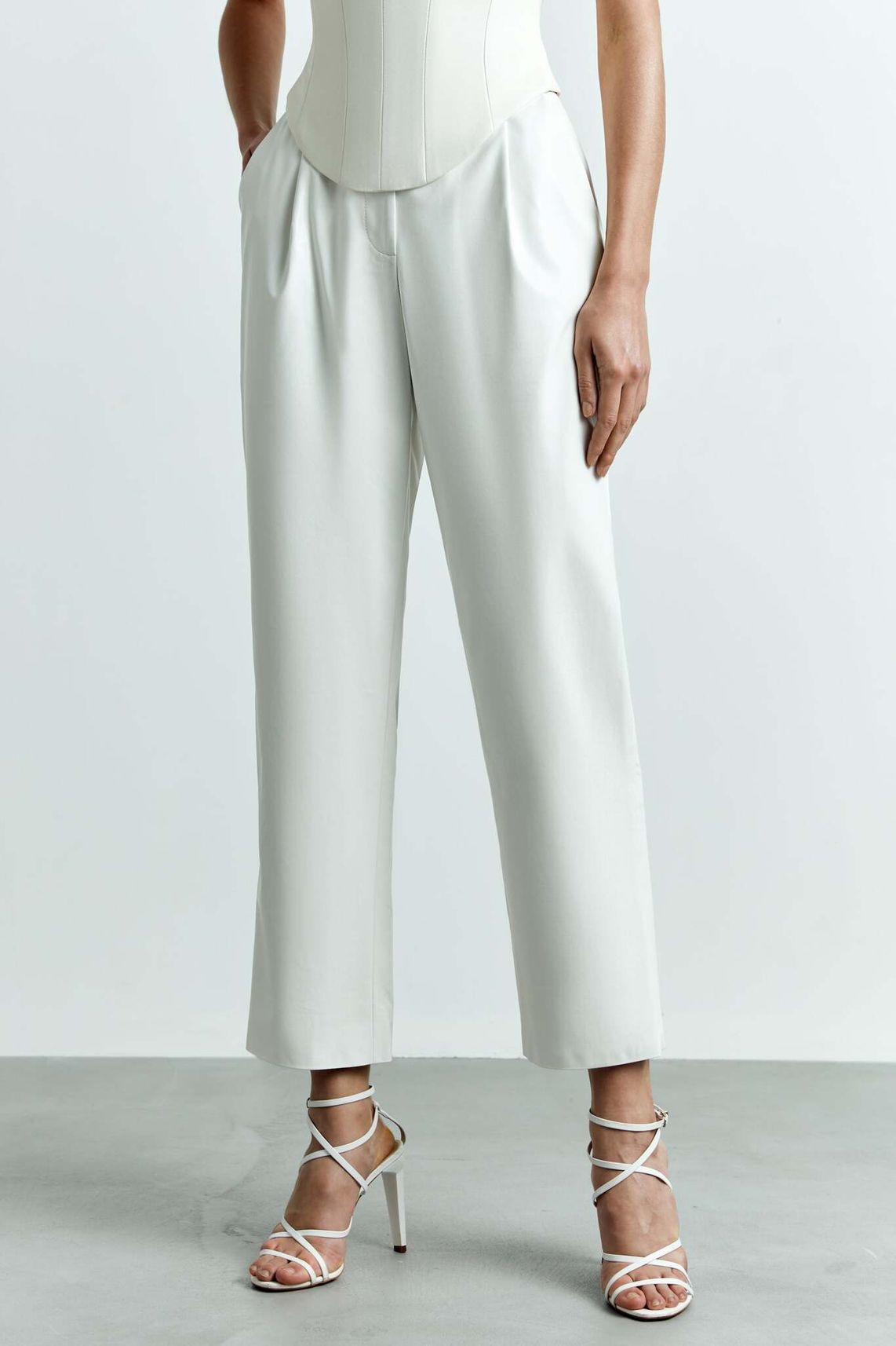 Укороченные брюки на завышенной талии