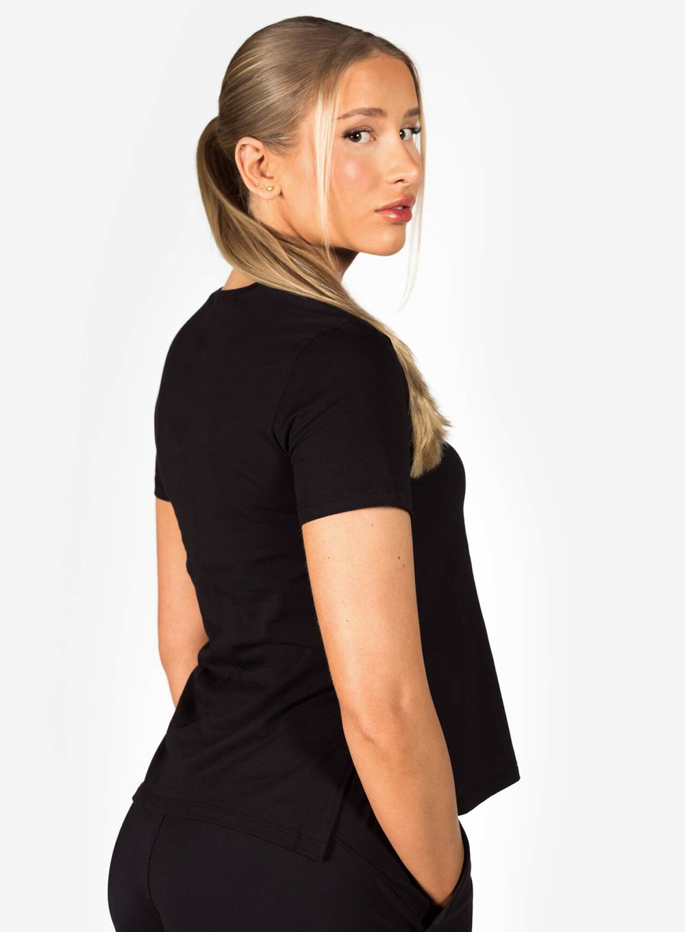 Женская футболка Sporty Tee  (211W004 B)