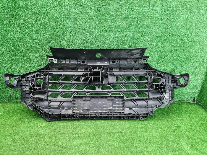 Кронштейн решетки радиатора Audi Q6 (2022-н.в.)