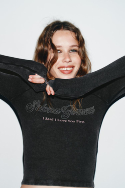 ZARA ФУТБОЛКА В РУБЧИК SELENA GOMEZ, АНТРАЦИТОВО-СЕРЫЙ