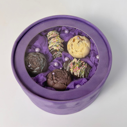 Коробка с финиками в шоколаде и пионами из белого и молочного шоколада