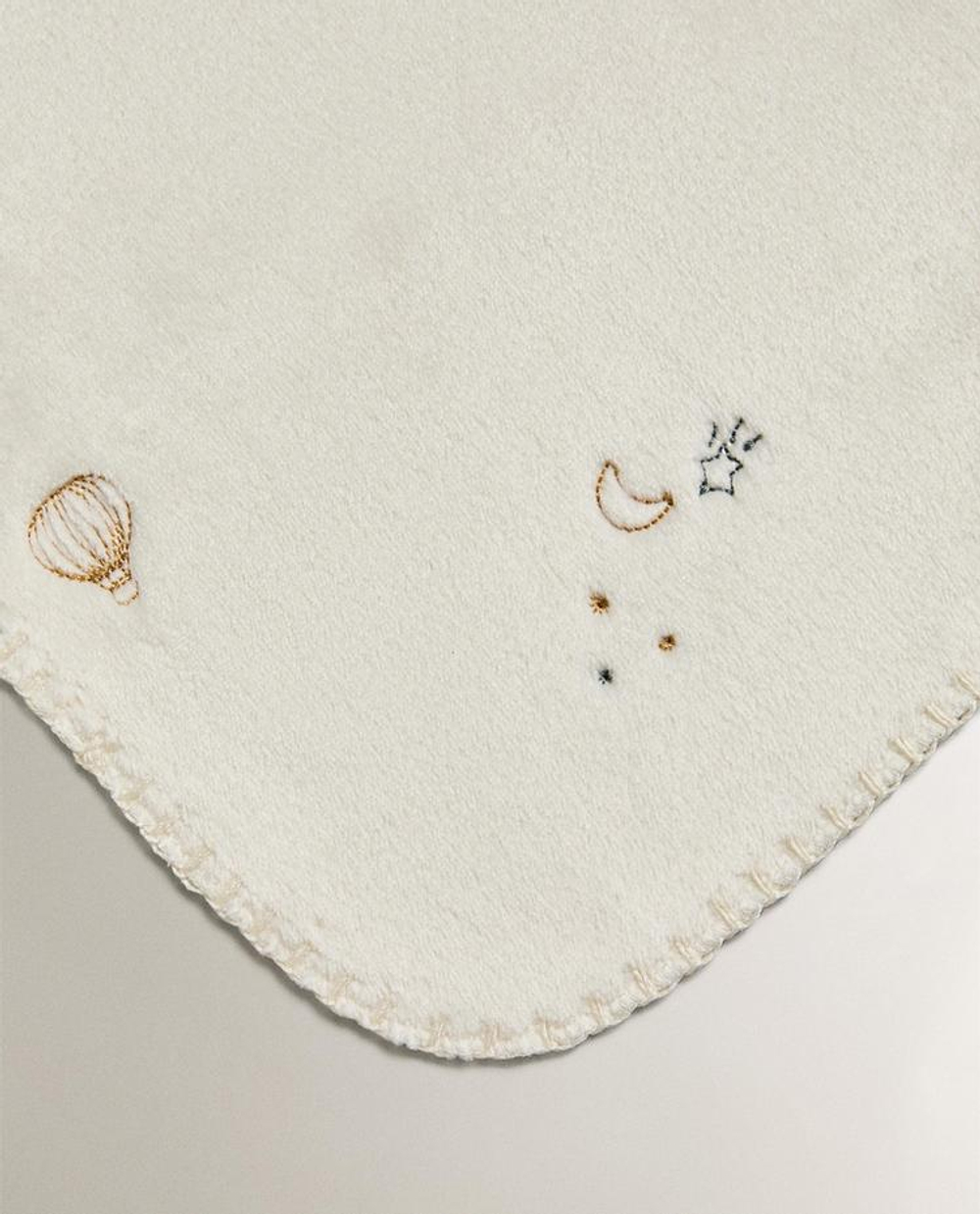 ZARA HOME ДЕТСКИЙ ФЛИСОВЫЙ ПЛЕД С ВЫШИВКОЙ, КРЕМОВЫЙ