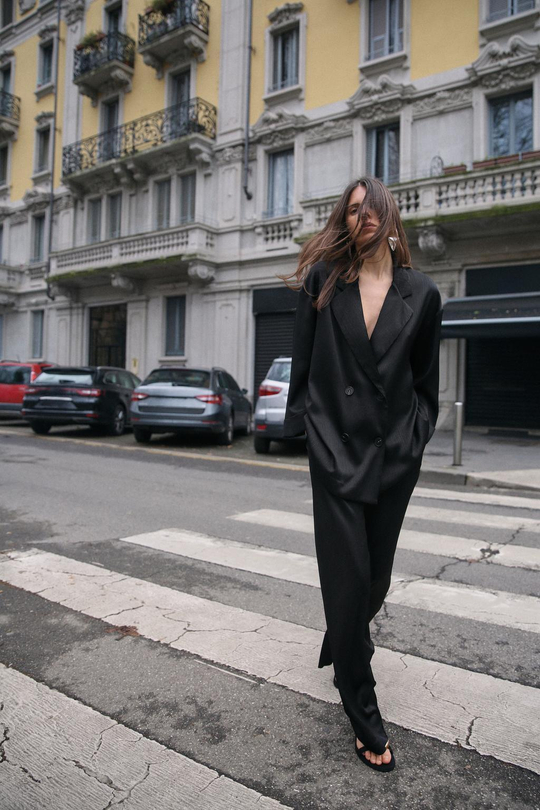 ZARA БЛЕЙЗЕР ИЗ ЖАТОЙ ТКАНИ, ЧЕРНЫЙ