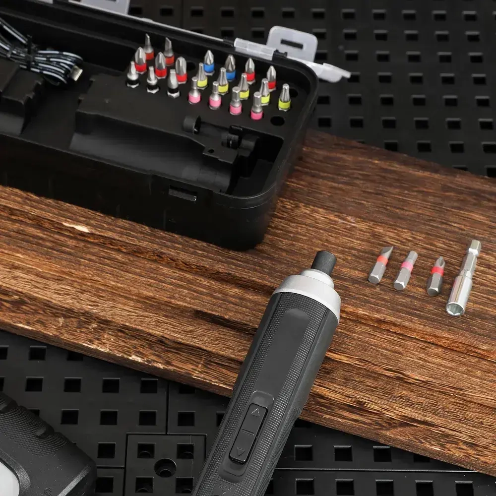 Отвертка аккумуляторная прямая Deli DL-DP04-E1B2 + набор бит 24шт + магнитный удлиннитель (3,6В, 2А/ч, 5Нм,реверс,подсветка, кейс)