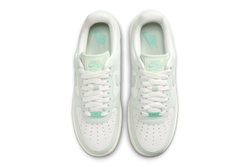 Кроссовки женские NIKE WMNS AIR FORCE 1 '07 SE TRK3