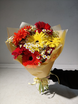 Летний солнечный букет с танацетумом и ароматными пионами Сара Бернард (С0034)