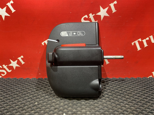 Замок двери внутренний левый 2018г