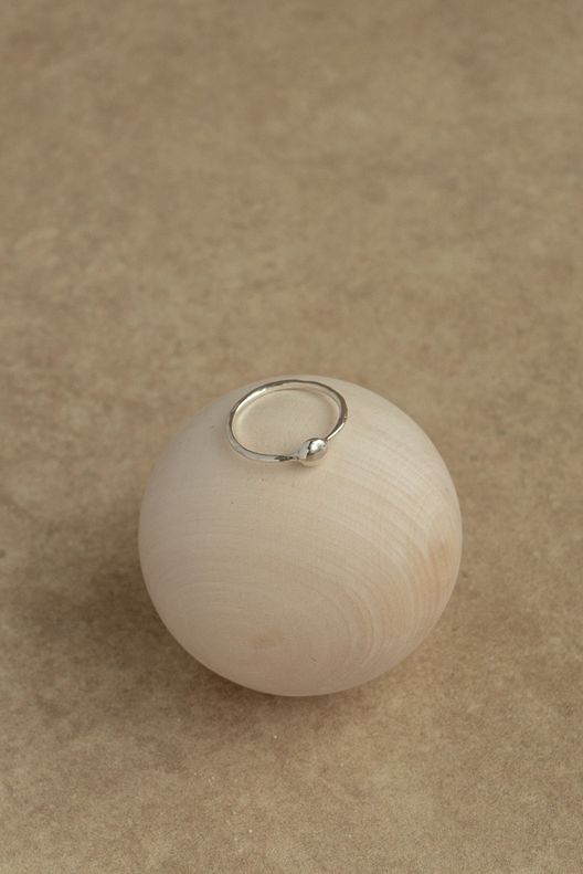 Кольцо тонкое простое маленький шарик / Mythos