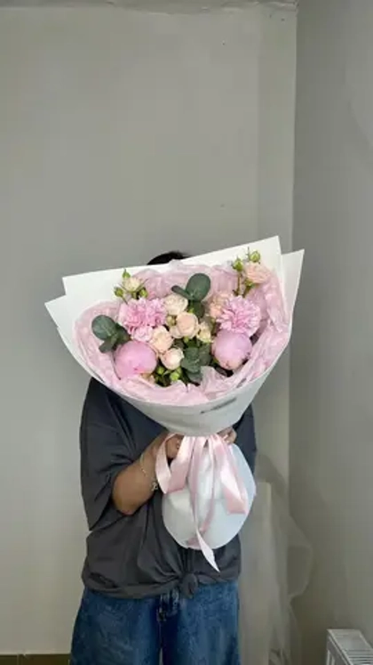 Букет из пионов и кустовых роз